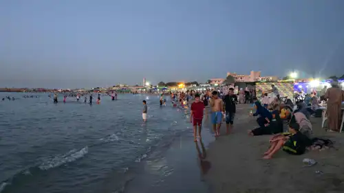 مصطافون على شواطئ العاصمة الليبية طرابلس