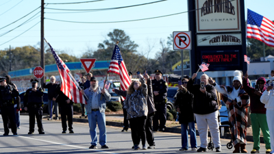 تجمهر العشرات في أمريكا لوداع السيارة التي تقل الجثمان