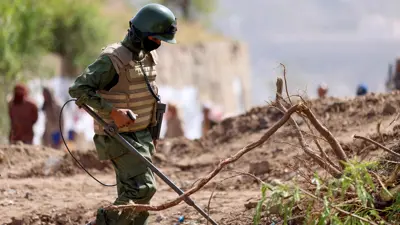 خبير ألغام يتفقد الطريق من تعز إلى صنعاء