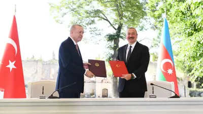 الرئيسان الأذري (يمين) والتركي 