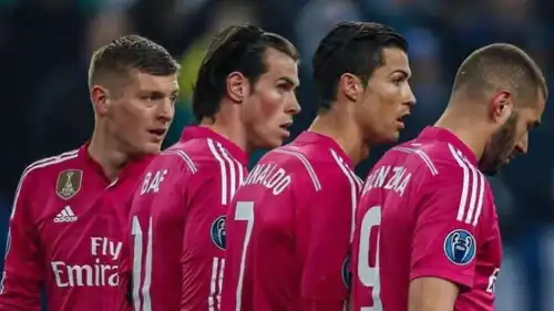 قميص ريال مدريد باللون الوردي