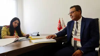 زهير المغزاوي خلال تسجيل ترشحه