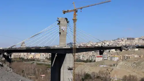 دمار لحق في جسر B1 في كرج الإيرانية