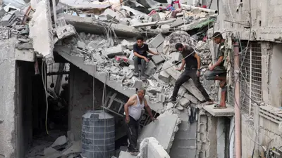 غزيون وسط الركام