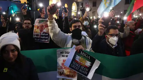 مؤيدون للمتظاهرين في إيران يرفعون شعار ميغا