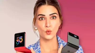 امرأة تمسك بيديها هاتفين من الهواتف القابلة للطي