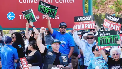  من تظاهرات عمال متنزه ديزني لاند 