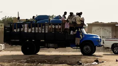 سودانيون فروا من بيوتهم