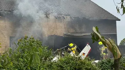 من موقع تحطم الطائرة