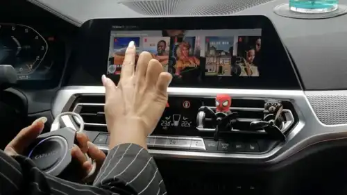 سيدة تستخدم نظام تشغيل في مركبتها