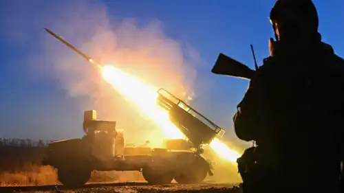 جندي روسي قرب راجمة صواريخ