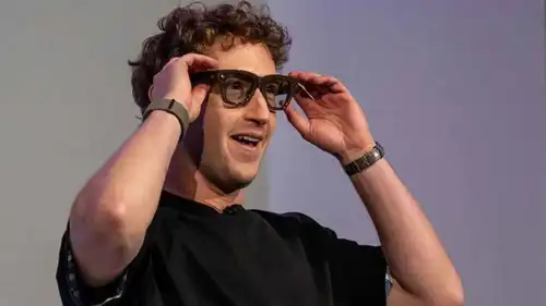 مارك زوكربيرغ يرتدي نظارة ذكية