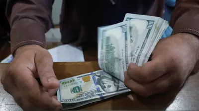 متعاملون بالدولار