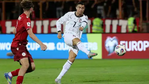 رونالدو يسدد ويجسل الهدف الرابع للبرتغال