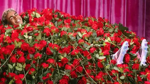 لامين يامال يلبس حذائه الجديد وسط الورد