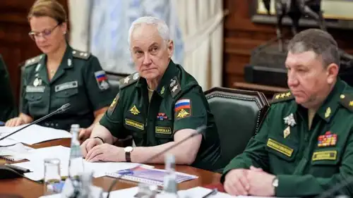 أندريه بوليغا (يمين) في اجتماع برئاسة وزير الدفاع بيلاوسوف