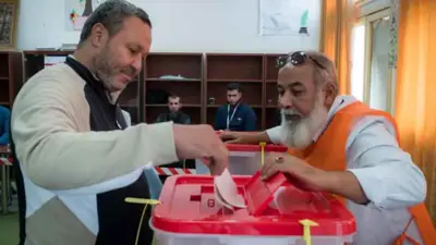 ناخب يدلي بصوته في انتخابات ليبية سابقة