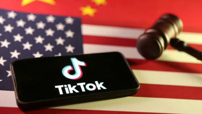 شعار منصة تيك توك يتوسط العلمين الامريكي والصيني