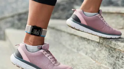 شخص يرتدي ساعة "أبل" على كاحله أثناء ممارسة الرياضة