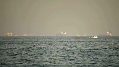 سفن تجارية تمر في مضيق هرمز