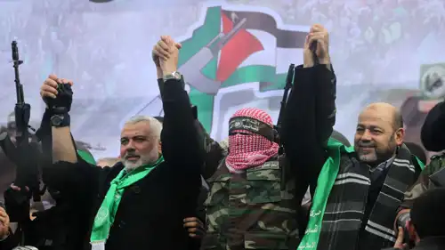 لقطة سابقة لأبو عبيدة مع قادة في حماس