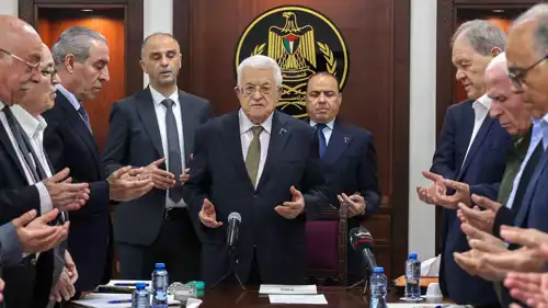 قيادات فلسطينية يتوسطها الرئيس محمود عباس