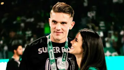 فيكتور جوكيريس مع صديقته