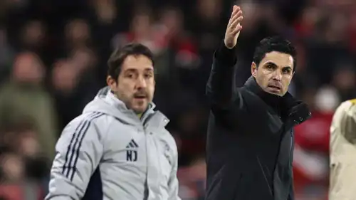 نيكولاس جوفر مدرب الكرات الثابتة في آرسنال مع أرتيتا