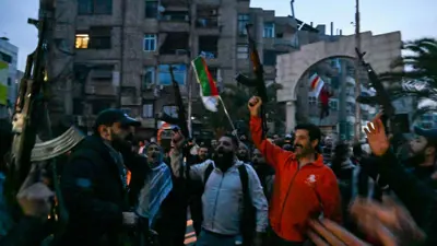 مدنيون ومسلحون يحتفلون بدخول المعارضة إلى دمشق