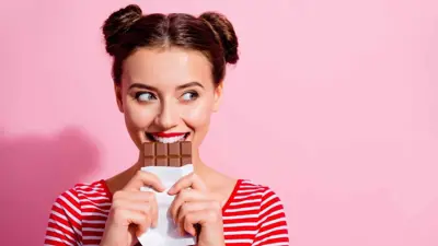 أكل الحلويات 