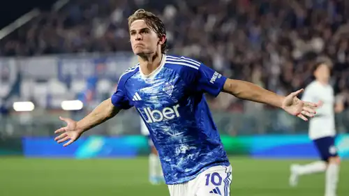 نيكو باز يحتفل بهدفه في شباك إنتر ميلان