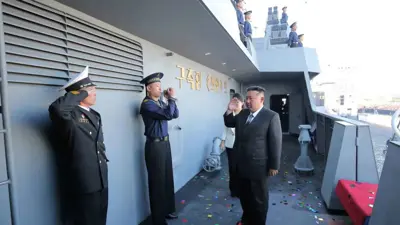 زعيم كوريا الشمالية خلال تدشين مشروع السفنية المدمرة