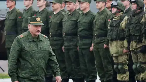 الرئيس البيلاروسي ألكسندر لوكاشينكو في تدريبات سابقة