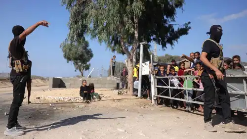 مسلحان من حماس في غزة