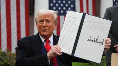 ترامب يحمل الأمر التنفيضي بشأن الرسوم