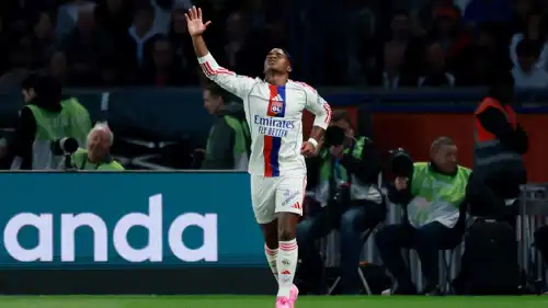 إندريك يحتفل بهدفه في شباك باريس سان جيرمان