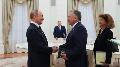 ويتكوف يصافح بوتين خلال لقائهما بموسكو