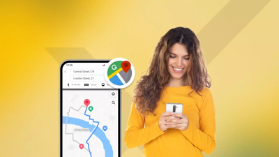 فتاة بجانب هاتف يحتوي على خرائط غوغل