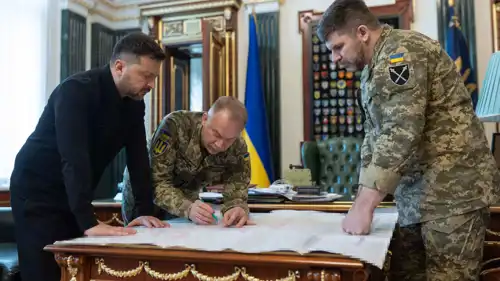زيلينسكي خلال اجتماعه مع قادة عسكريين