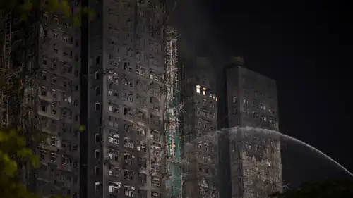 المجمع السكني الذي تعرض للحريق