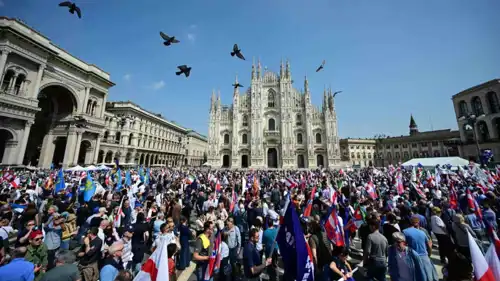 متظاهرون أمام كاتدرائية ميلانو