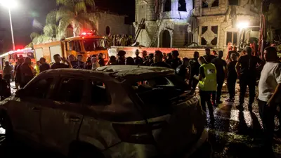 آثار سقوط الصواريخ التي أطلقت من إيران على مبنى سكني في شمال إسرائيل