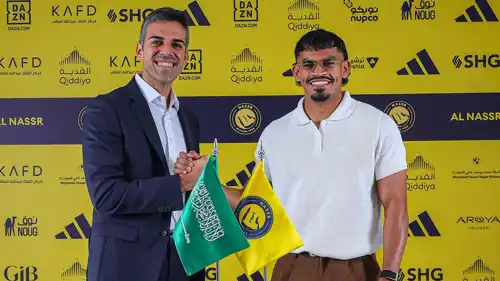 سعد الناصر خلال توقيعه للنصر السعودي