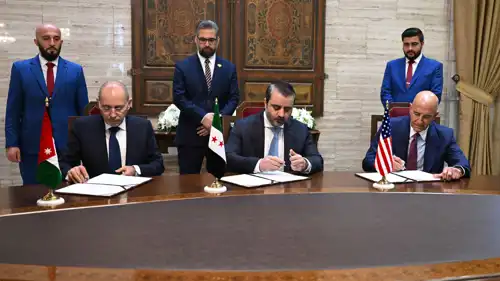 من اليمين باراك الشيباني والصفدي أثناء مراسم توقيع الاتفاق