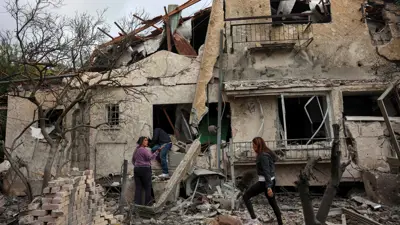 آثار قصف لحزب الله على المطلة شمال إسرائيل