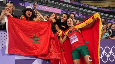 البقالي يحتفل مع مشجعين مغاربة باللقب الأولمبي