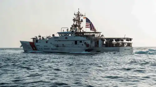 سفينة أمريكية تعبر مضيق هرمز