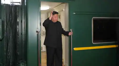 كيم جونغ أون على باب قطار