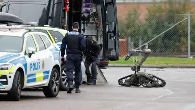 عناصر من الشرطة السويدية في موقع شركة إلبيت 