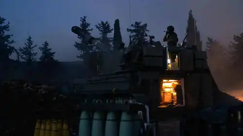 جندي إسرائيلي على متن دبابة على حدود لبنان